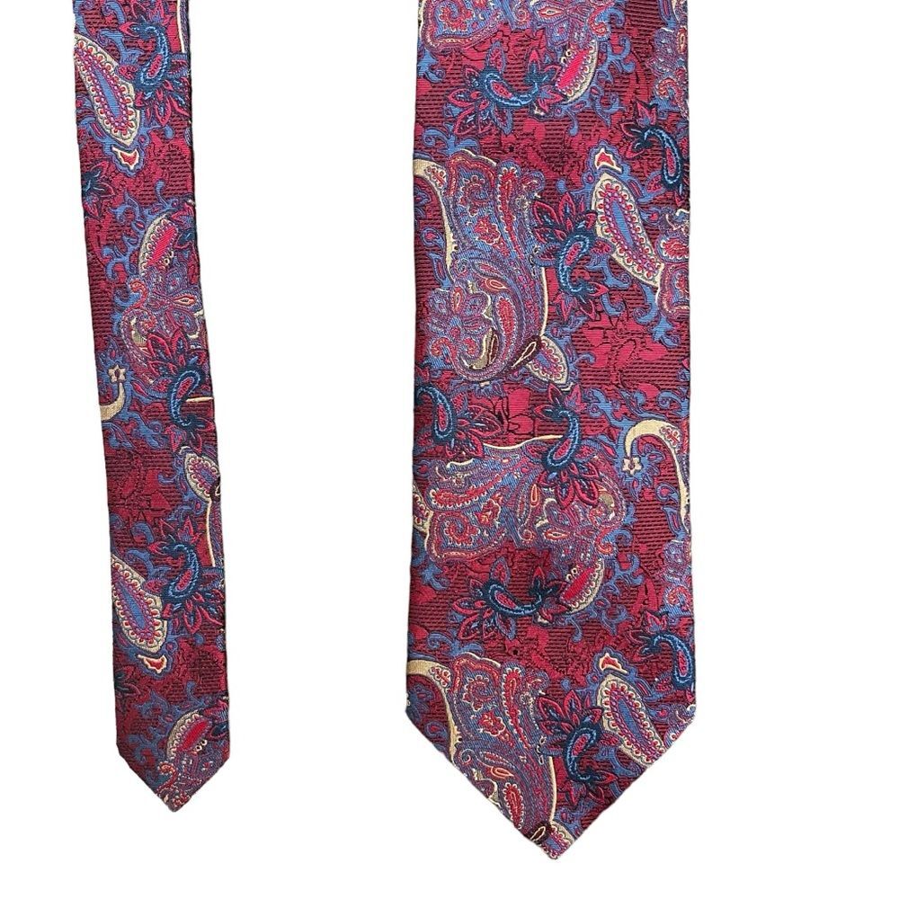 Daniel De Fasson Studio Tie 100% silk Red Paisley 4" x 58"